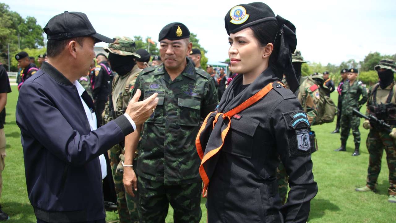 "สุทิน" ลงใต้เยี่ยมทหารบาดเจ็บ ถูกลอบบึม ย้ำห้ามยุ่งผลประโยชน์ผิด ก.ม.