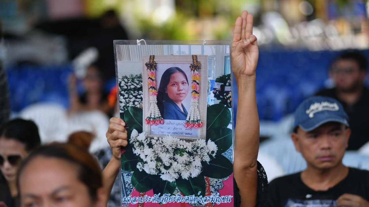 เย็นนี้ฌาปนกิจ “บุ้ง ทะลุวัง” คนทยอยร่วมงาน 2 แนวร่วมทะลุแก๊สโกนหัวบวชหน้าไฟ