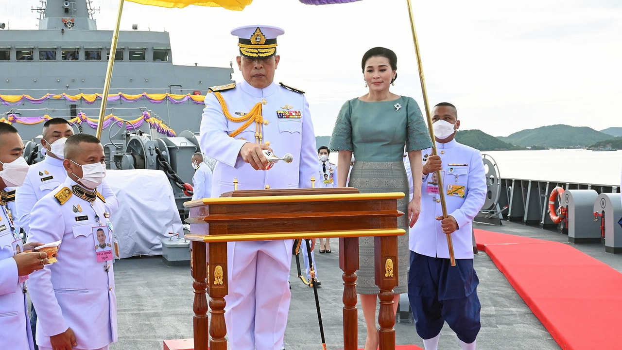 "ในหลวง" เสด็จฯ เจิมป้ายเรือหลวงช้าง พร้อม "สมเด็จฯพระราชินี" เรือยกพลใหญ่สุด ทร.ไทย