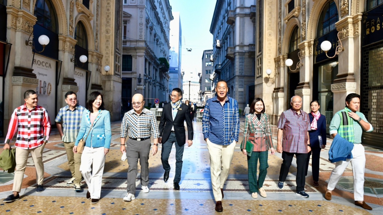 “เศรษฐา” อวดชุดผ้าขาวม้า พาคณะใส่เดินโชว์กลางมิลาน ให้เจ้าของแบรนด์ดังเห็น