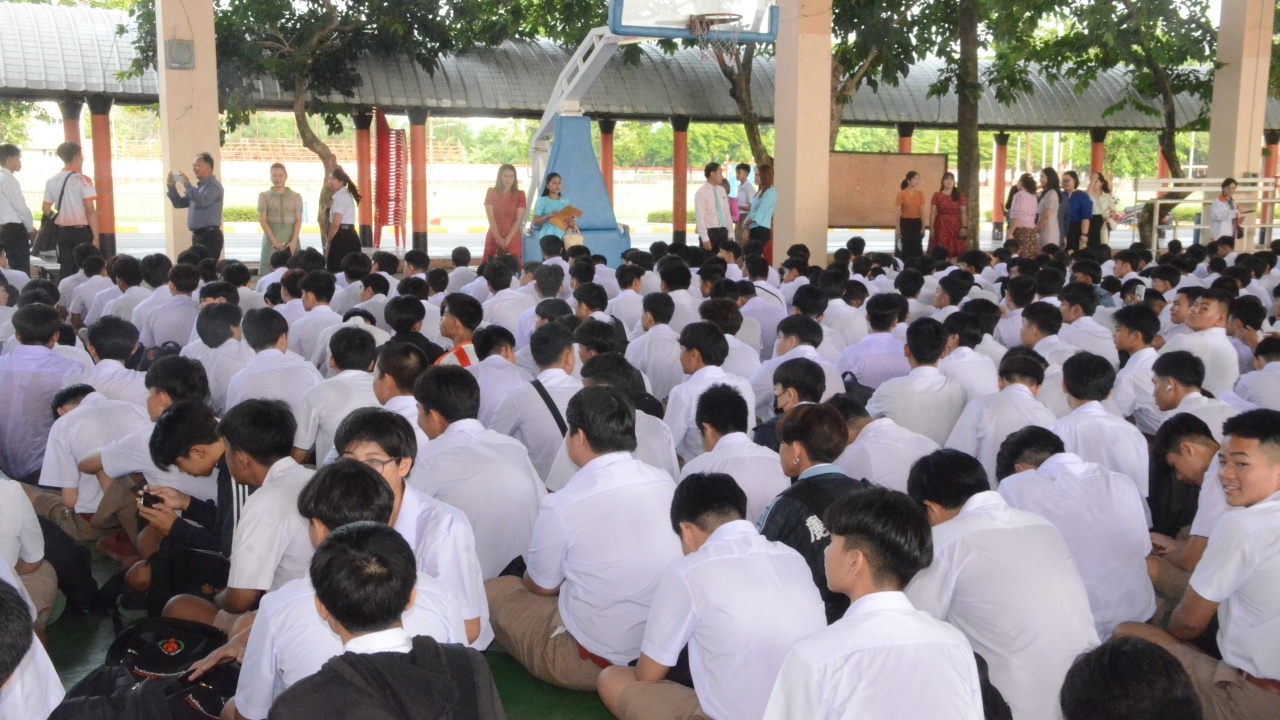 นักเรียน ร.ร.ดังโคราช ไม่ต้องเข้าแถวตากแดดแล้ว ผอ. ชี้แจงอีกมุม