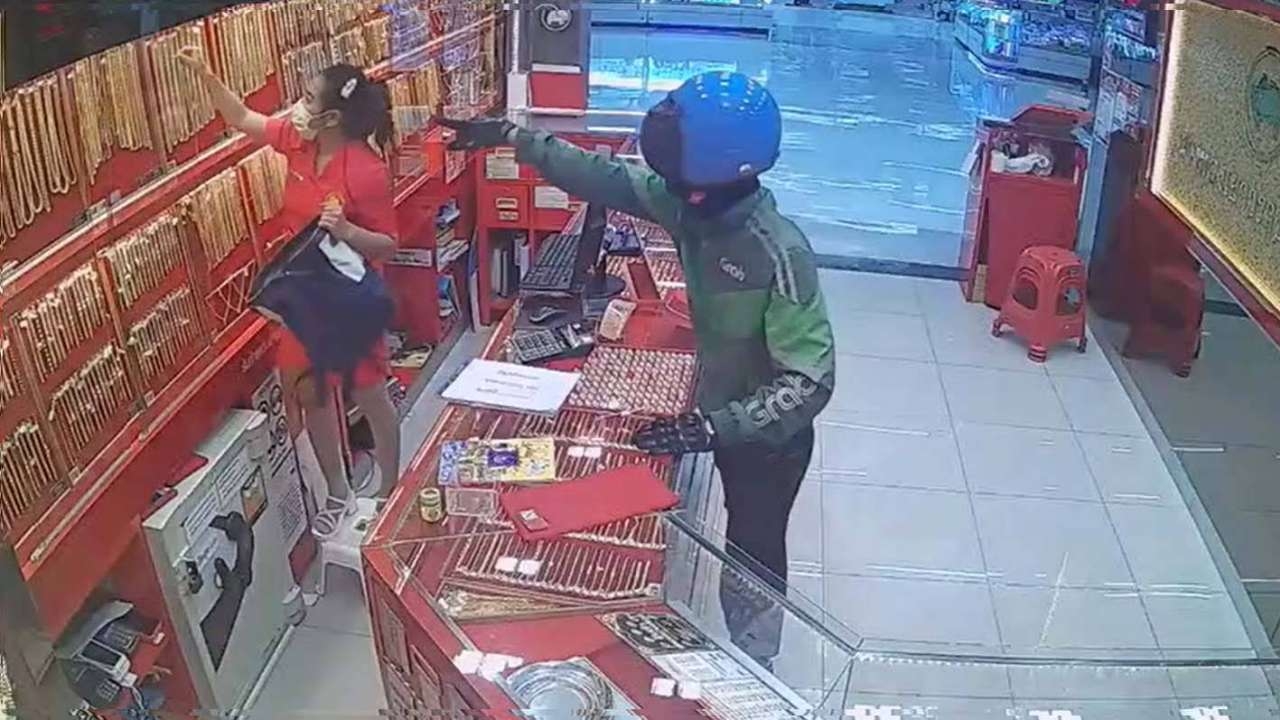 โจรแต่งชุดไรเดอร์ชิงทอง ห้างดังมหาชัย กวาดไป 15 บาท ก่อนหนีลอยนวล