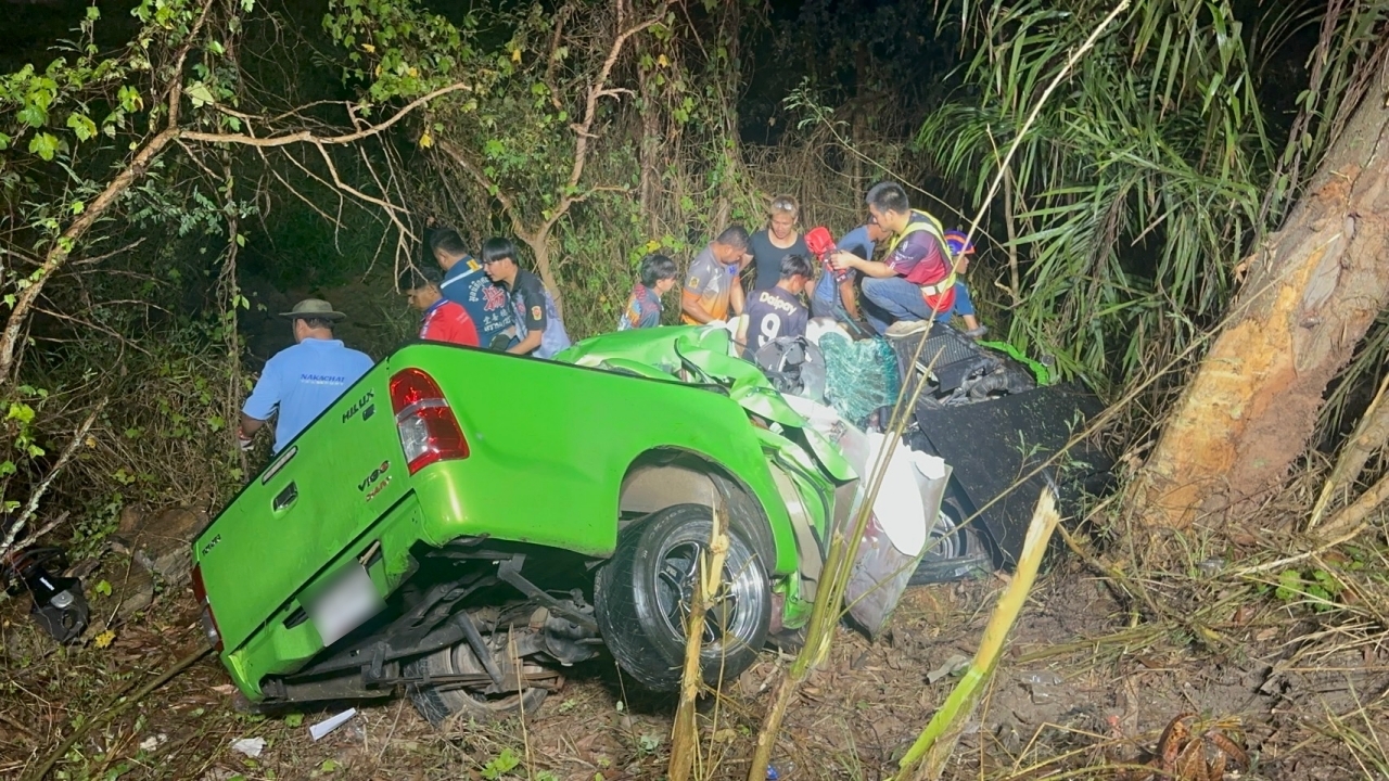กระบะพุ่งชนต้นไม้ดับยกคัน 3 ศพ ตำรวจอยู่ระหว่างหาสาเหตุที่แท้จริง