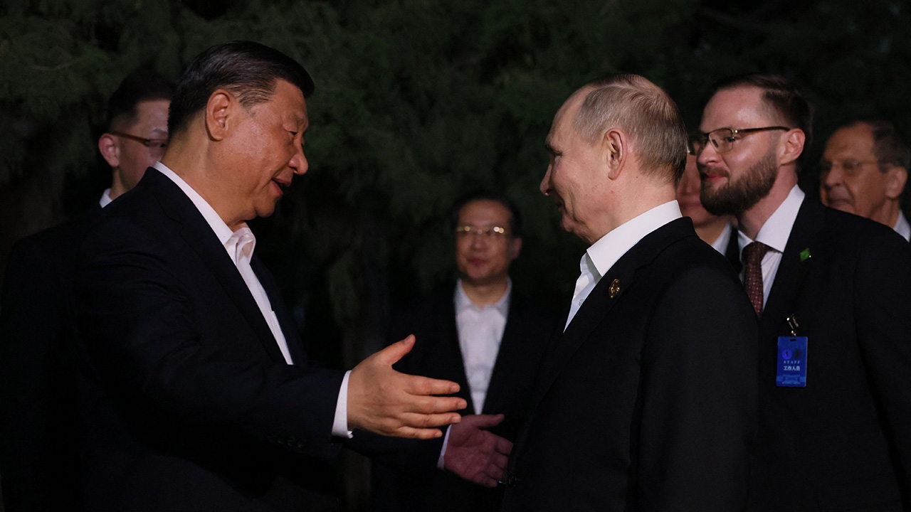 Xi Jinping hugs Putin, showing the power of friendship