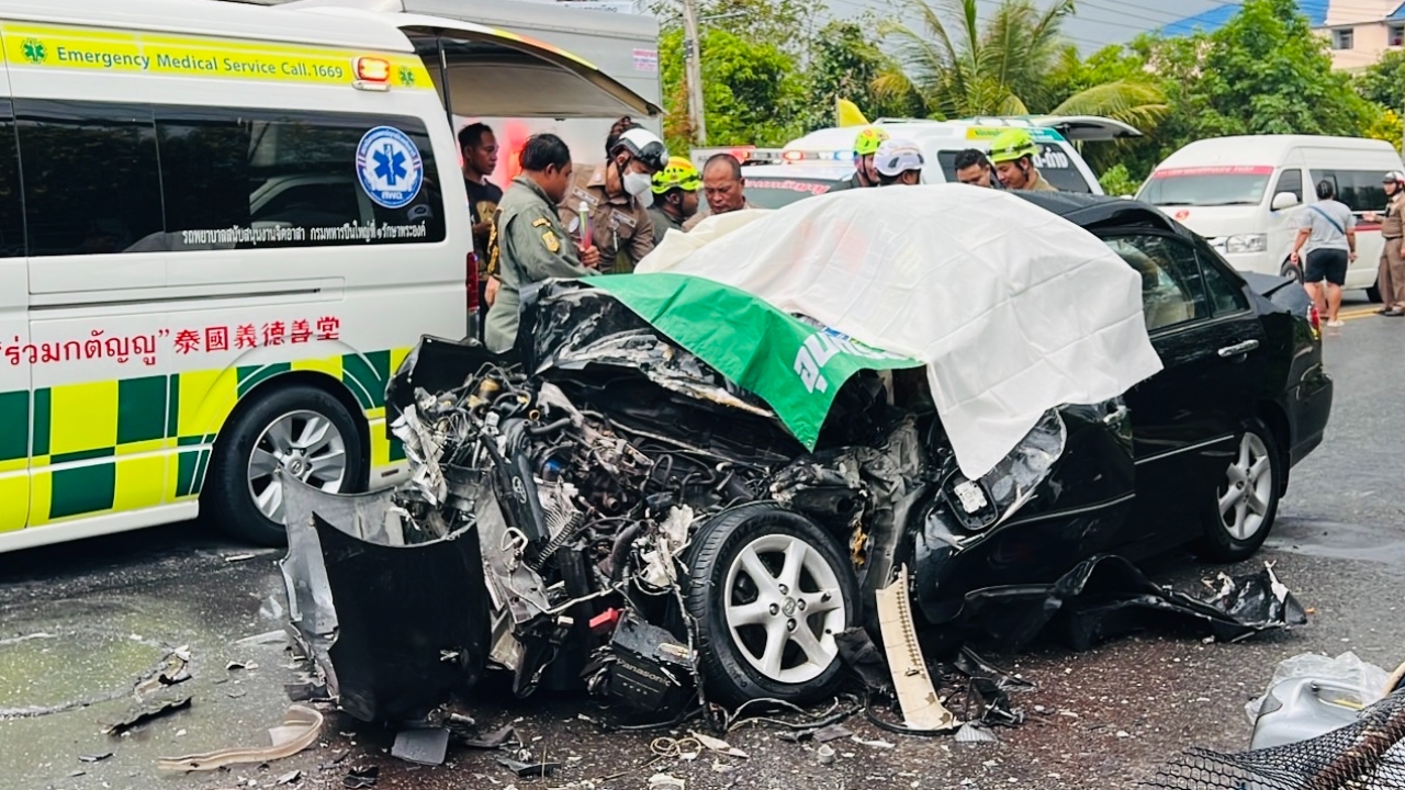 2 ศพ เก๋งแซงซ้าย ชนท้ายพ่วง "พ่อ-ลูก" เมืองนนท์ ดับสนิทคาซาก 