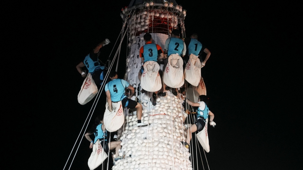 เทศกาลซาลาเปาที่เกาะฮ่องกงเปิดฉากคึกคัก ปชช.แห่ร่วมแข่งปีนหอคอยซาลาเปา