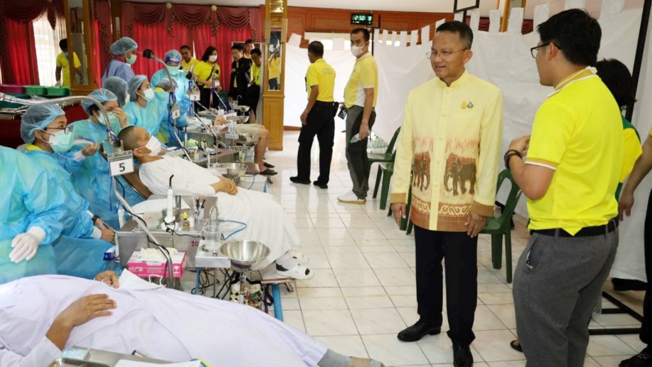 "สมศักดิ์" เผยโครงการแพทย์อาสาเฉพาะทางฯ ช่วยรักษาคนได้แล้วกว่า 1 แสนราย 