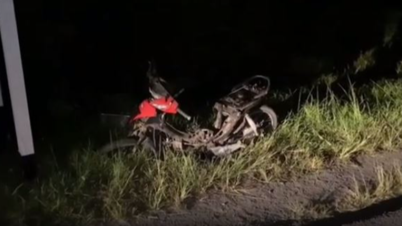 "สยอง 2 ศพ" ผัวเมียขี่ จยย.กระบะชนคว่ำ รถตามบี้ซ้ำ ร่างแหลกดับคู่