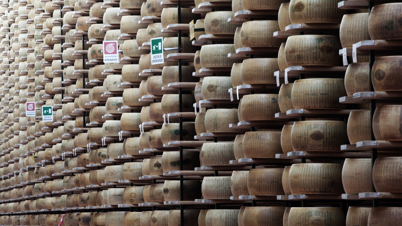 ชายอิตาลีชะตาขาด โดนชีสทั้งชั้นถล่มทับดับคาห้องบ่ม