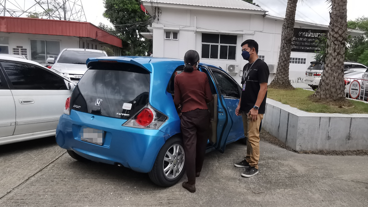 "ป้าบริโอ้" โดนบ้างแล้ว หอบหลักฐานขึ้นโรงพัก จยย.ปาดหน้าปาหินใส่กระจก