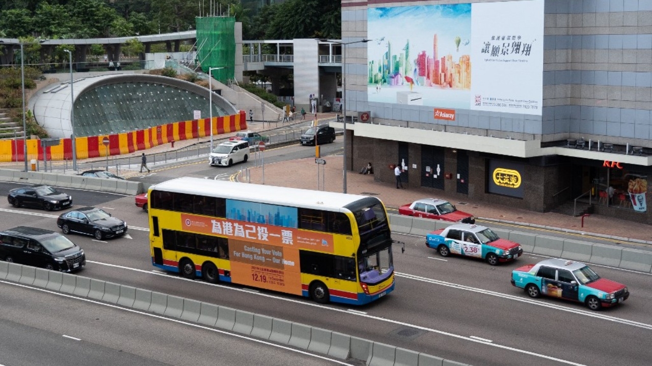 นทท.สาวไทยไปเที่ยวฮ่องกง โดนรถแท็กซี่ 2 คันชนซ้ำ อาการโคม่า