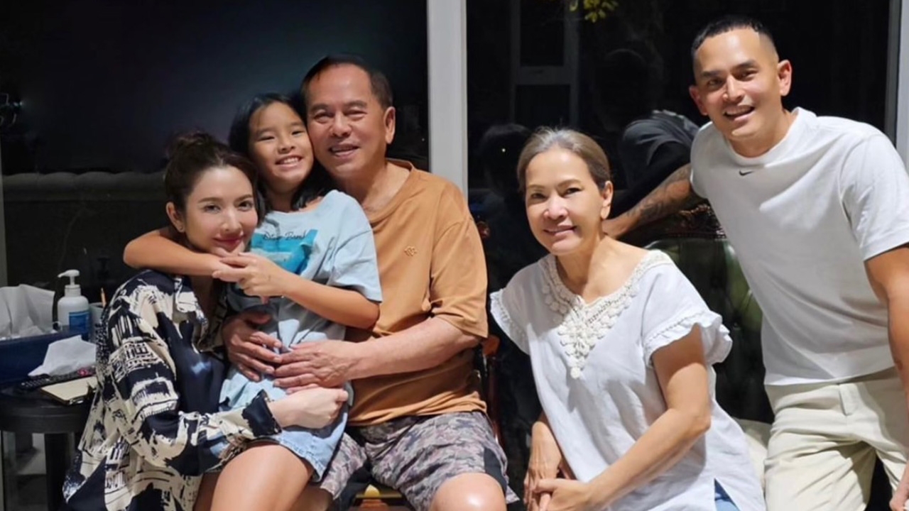 ภาพนี้ที่รอคอย แอฟ ทักษอร ร่วมเฟรม สงกรานต์ ครั้งแรกหลังหย่า พร้อมหน้าพ่อแม่ลูก