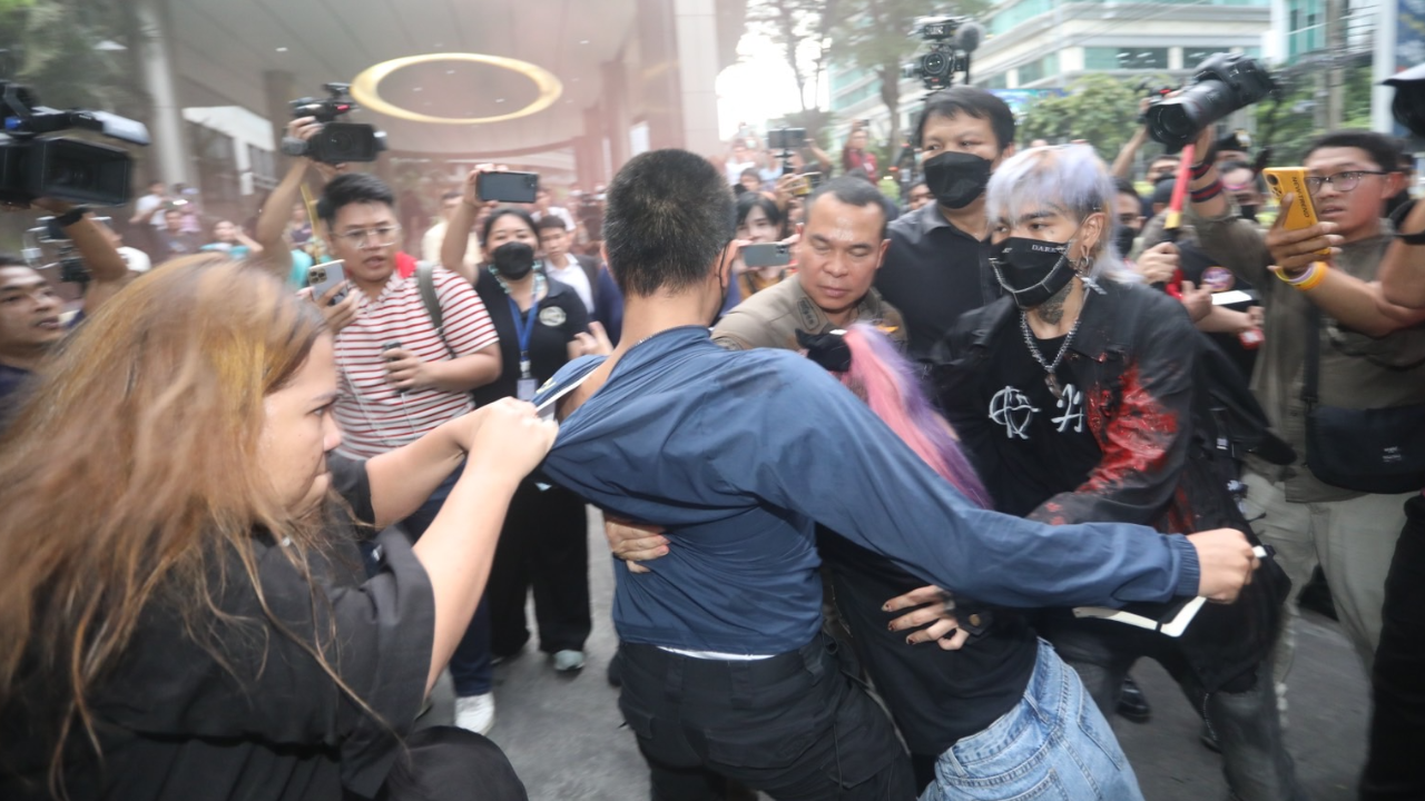 วุ่น ทะลุวัง ขวางรถ “พิพัฒน์” ใช้สเปรย์พ่นลงพื้นพรรคเพื่อไทย ถึง “อนุทิน”