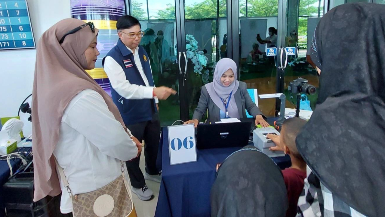 คนแห่มาใช้บริการ "พาสปอร์ตสัญจร" ที่ สุไหงโก-ลก แน่นขนัด