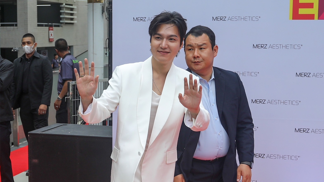 อีมินโฮ ซุป'ตาร์เกาหลีคนดัง โปรยเสน่ห์ แจกรอยยิ้มสุดละมุน ทำสาวๆ ใจละลาย