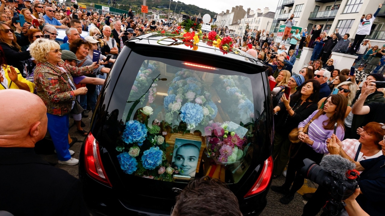 แฟนเพลงหลายพัน ร่วมอำลา ‘ซีเนด โอคอนเนอร์’ ฝังร่างที่บ้านเกิด ไอร์แลนด์