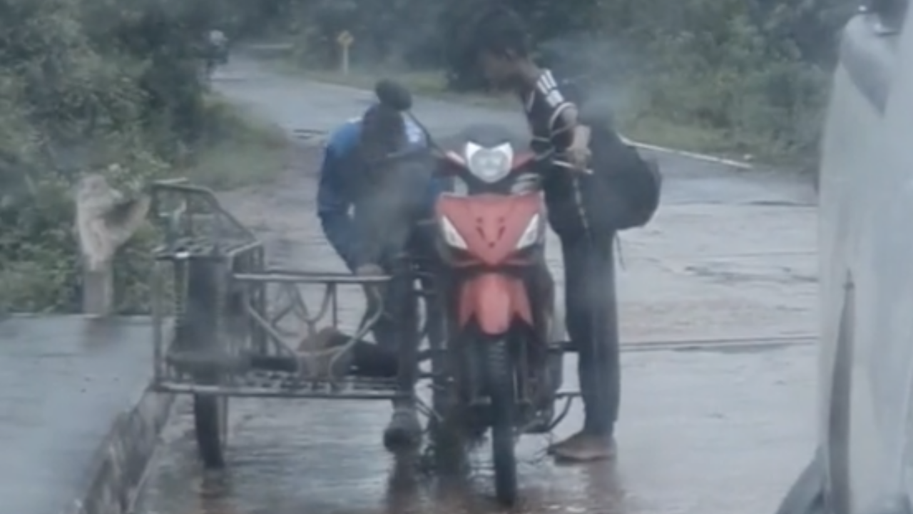 อบอุ่นหัวใจ พลเมืองดีจอดรถ ช่วยใส่โซ่ จยย. ให้เด็ก หลังพบเดินตากฝนกลับบ้าน