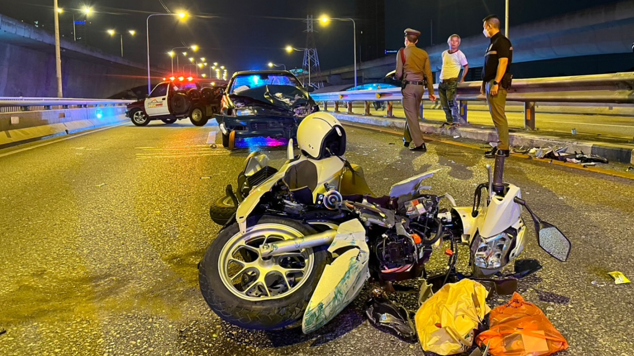 ซวยหนัก จยย.ขึ้นสะพานพระนั่งเกล้า เจอลุงมากับหลาน 4 ขวบ ขับสวนเลนชนเละ