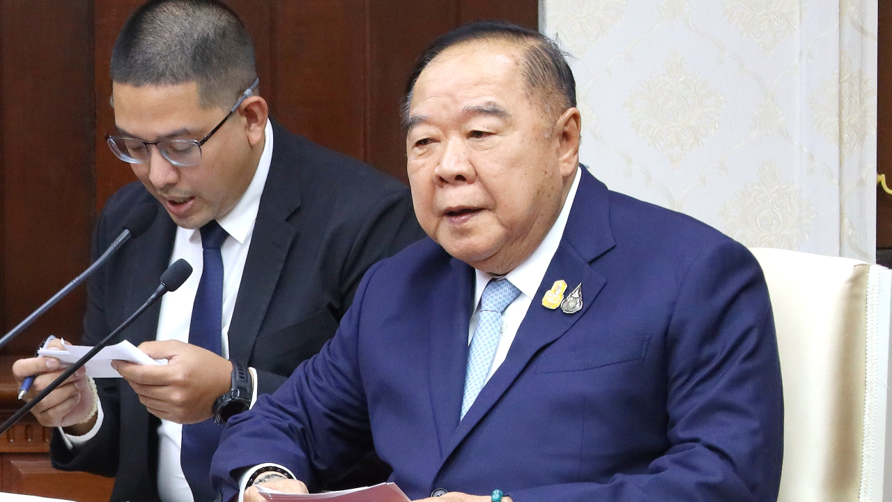 “บิ๊กป้อม” ลาประชุม ครม.ปัดตอบ งอน “บิ๊กตู่” ไม่พูด พร้อมเป็นฝ่ายค้าน 