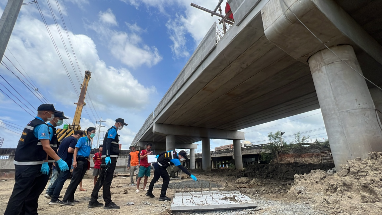 อุบัติเหตุสยอง เครนยกถังปูนเกี่ยวคอนกรีตราวสะพาน ตกทับหัวคนงานดับ 