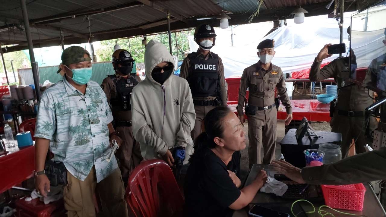 2 โจ๋ชิงทรัพย์ ปืนจี้หัวเจ๊ร้านข้าวต้ม ถูกจับได้ อ้างหาเงินจ่ายค่าห้อง