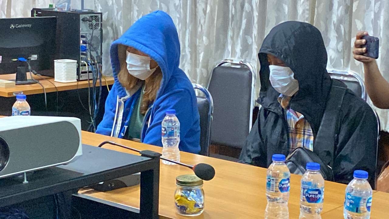 ตร.แยกสอบผัวเมียเจ้าของโกดังพลุระเบิด สีหน้าเครียด เตรียมนำตัวฝากขัง