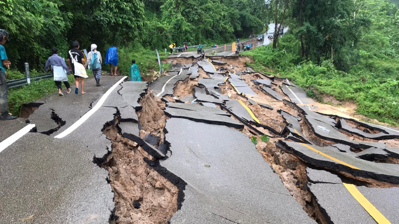 ฝนถล่มชายแดนตาก แม่น้ำเมยล้นฝั่ง ถนนยุบตัวยาวกว่า 50 เมตร 