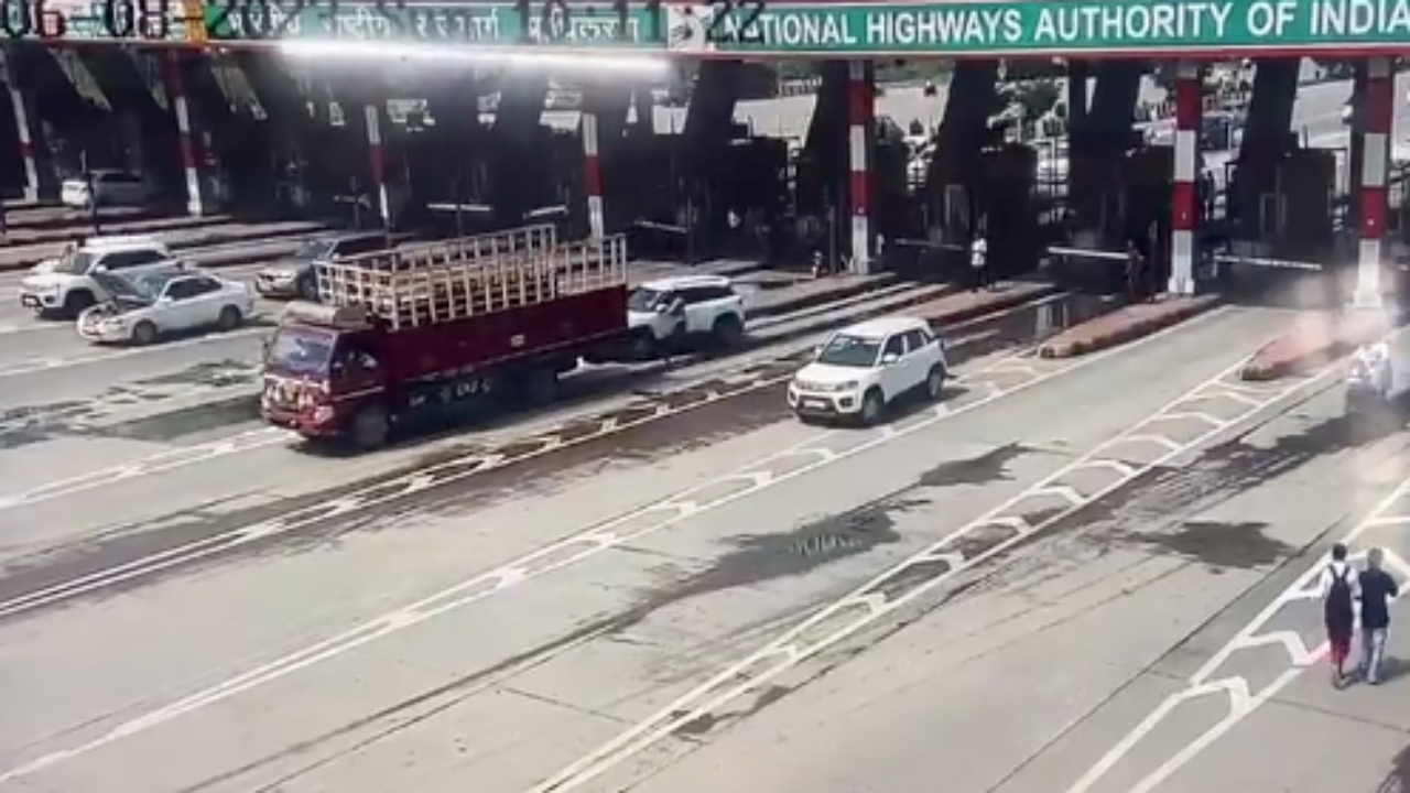 สุดโหด เก๋งฝ่าด่านโทลล์เวย์ แถมไล่ทับร่างพนักงานทางด่วนที่อินเดีย (คลิป)