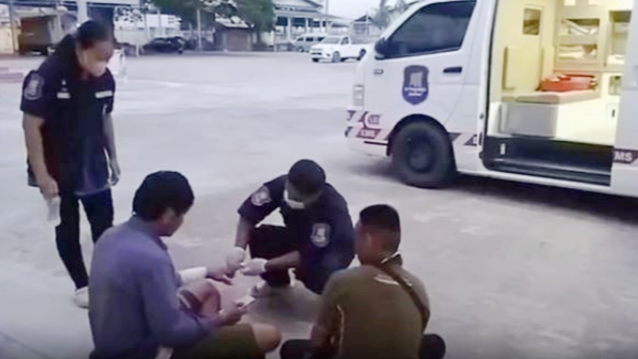 2 หนุ่มผูกเสี่ยว กรีดแขนสาบาน เลือดไหลไม่หยุด-กู้ภัยช่วยด้วย