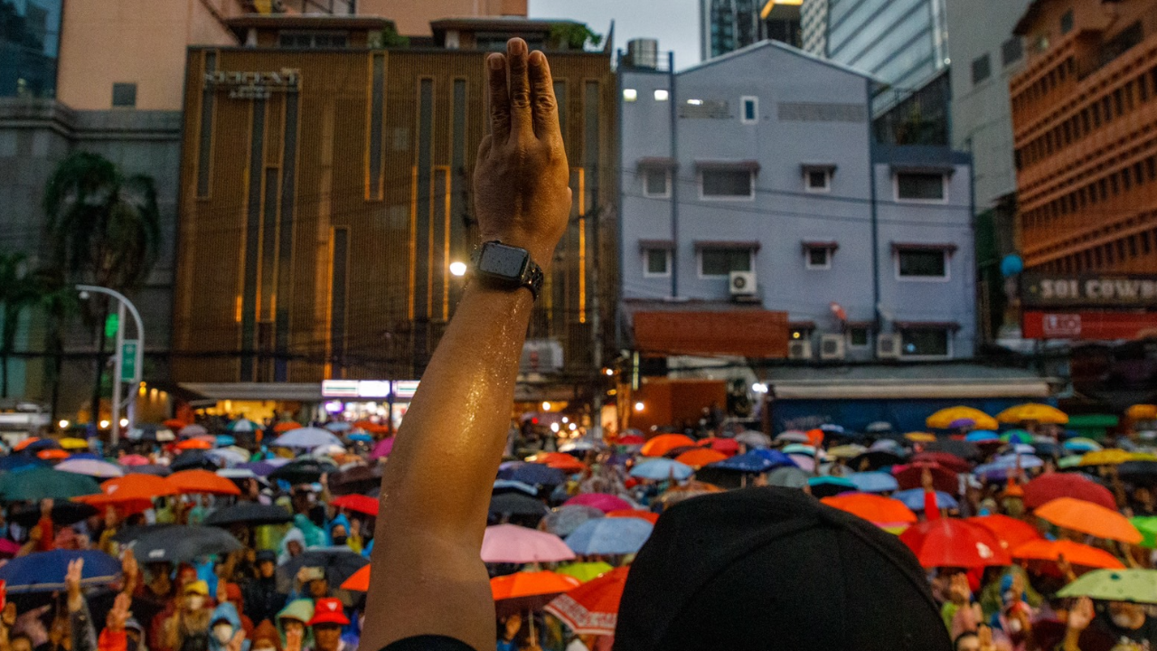 จิตแพทย์แนะ เสพสื่ออย่างไรไม่ให้เครียดเรื่องการเมือง