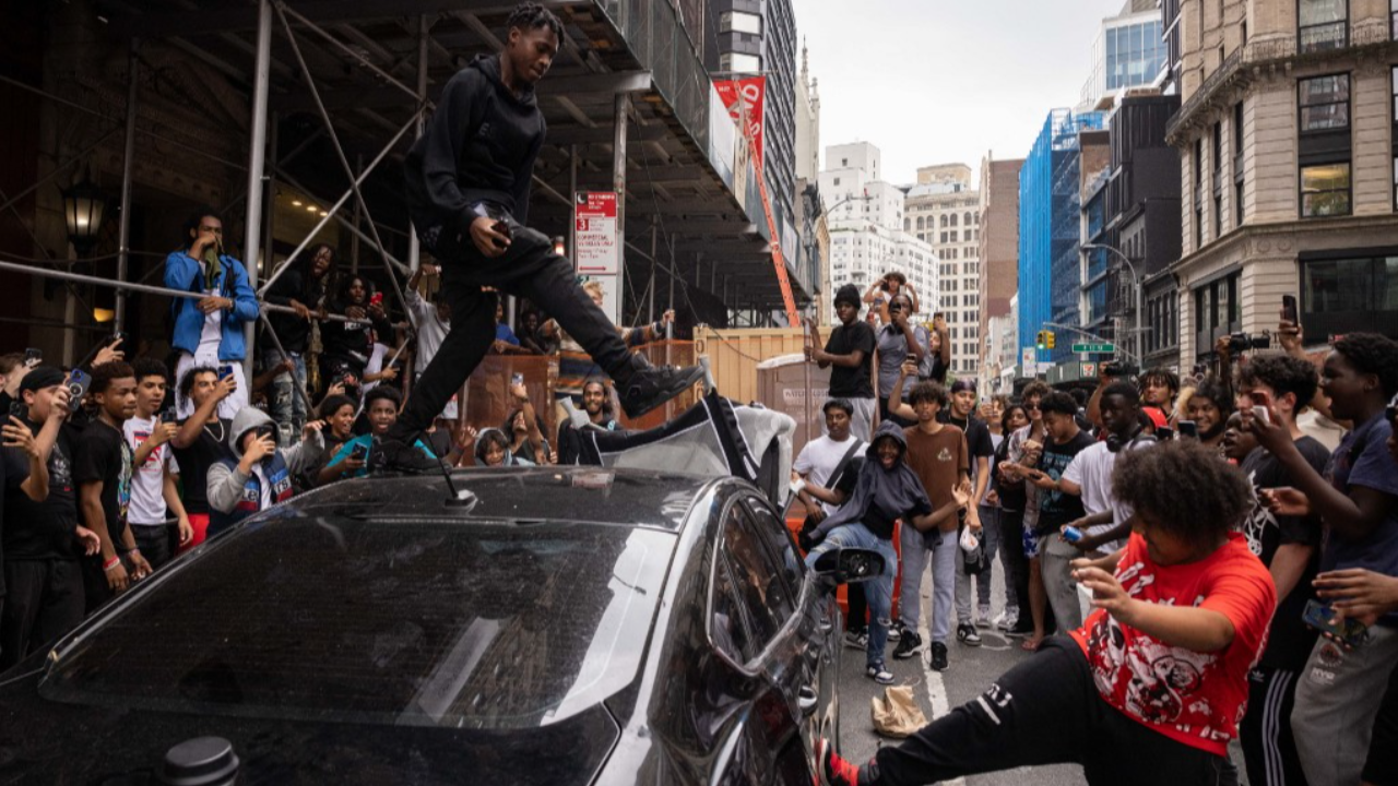 เกมเมอร์คนดังประกาศแจกอุปกรณ์เล่นเกมฟรี หลายพันคนแห่เข้าร่วมจนเกิดจลาจลในนิวยอร์ก 