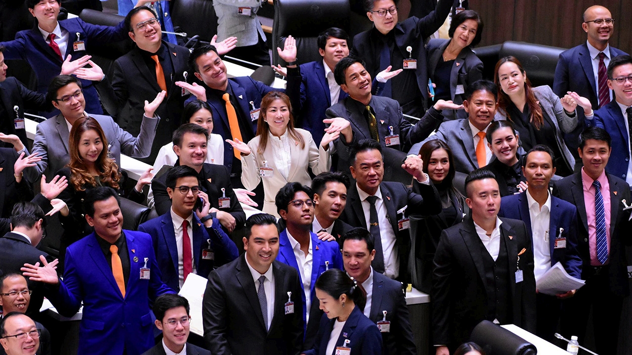 ก้าวไกลฉะชิงปิดประชุมหนีญัตติ "วันนอร์" ไม่สง่างาม พท.มั่นใจตั้งรัฐบาลได้ (คลิป)