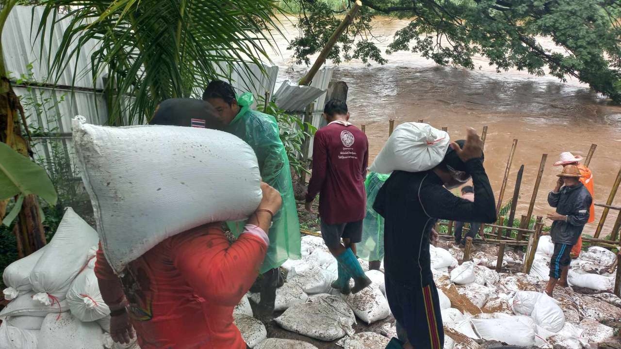 ชาวแม่สอดผวาฝนถล่ม หลังน้ำกัดเซาะถึงตัวบ้าน ต้องเร่งสร้างแนวป้องกัน