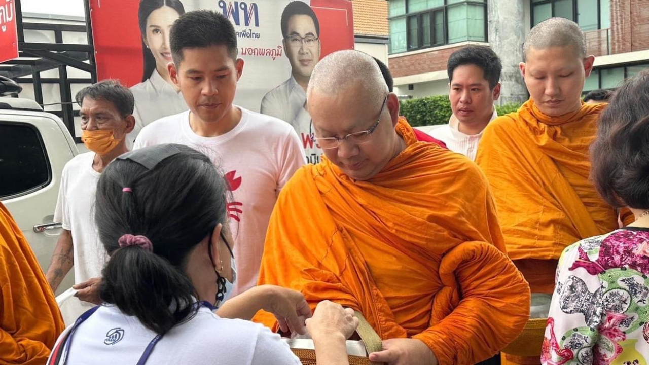 "พระพลภูมิ-พระพงศกร" ออกบิณฑบาต คนใส่บาตรแน่น "ปรีชาพล" เดินตามเก็บของ