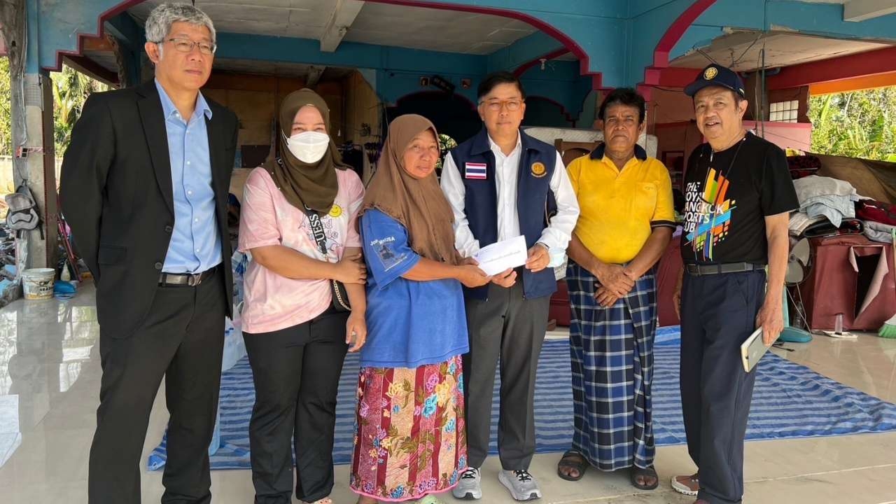 "กรมการกงสุล" ลงพื้นที่บ้านมูโนะ ให้กำลังใจ จนท. และมอบเงินช่วยเหลือ