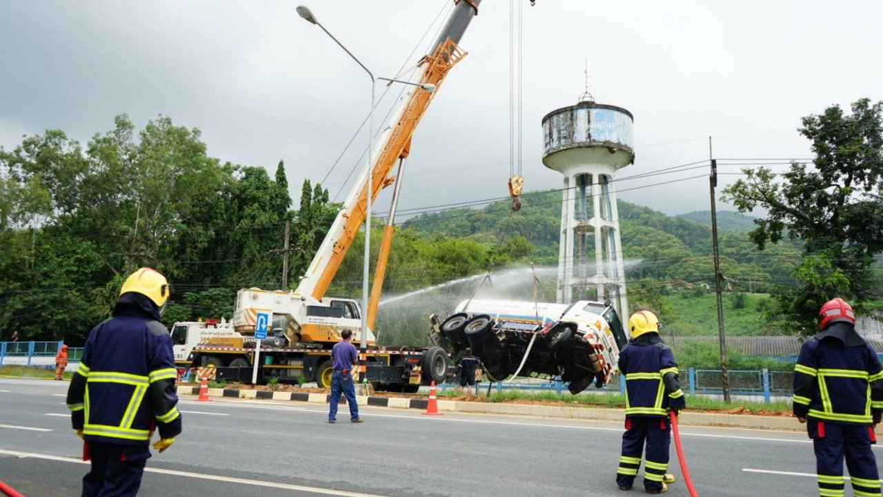 รถบรรทุกแก๊สลงข้างทางที่แม่จัน พาระทึก ปิดถนนฉีดน้ำเลี้ยงก่อนยกขึ้นได้ปลอดภัย