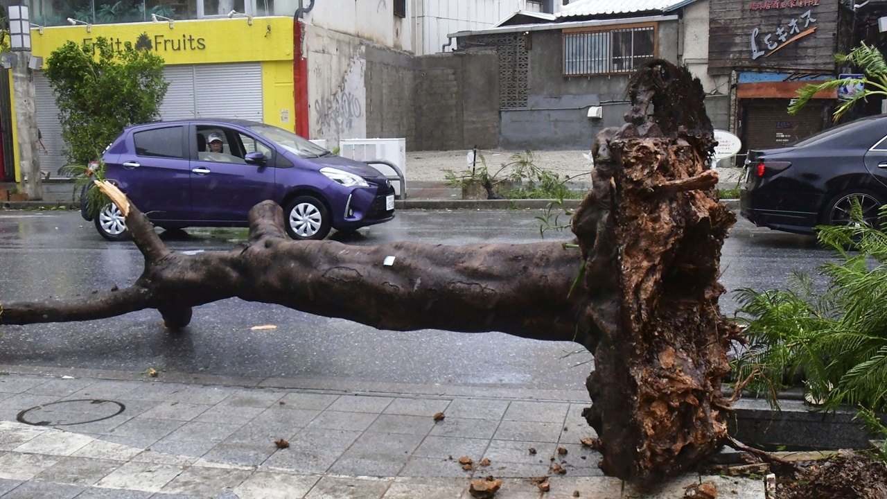 ไต้ฝุ่นขนุน คร่าแล้ว 2 ศพในญี่ปุ่น เจ็บอีก 62 คน-ฝนถล่มไต้หวัน