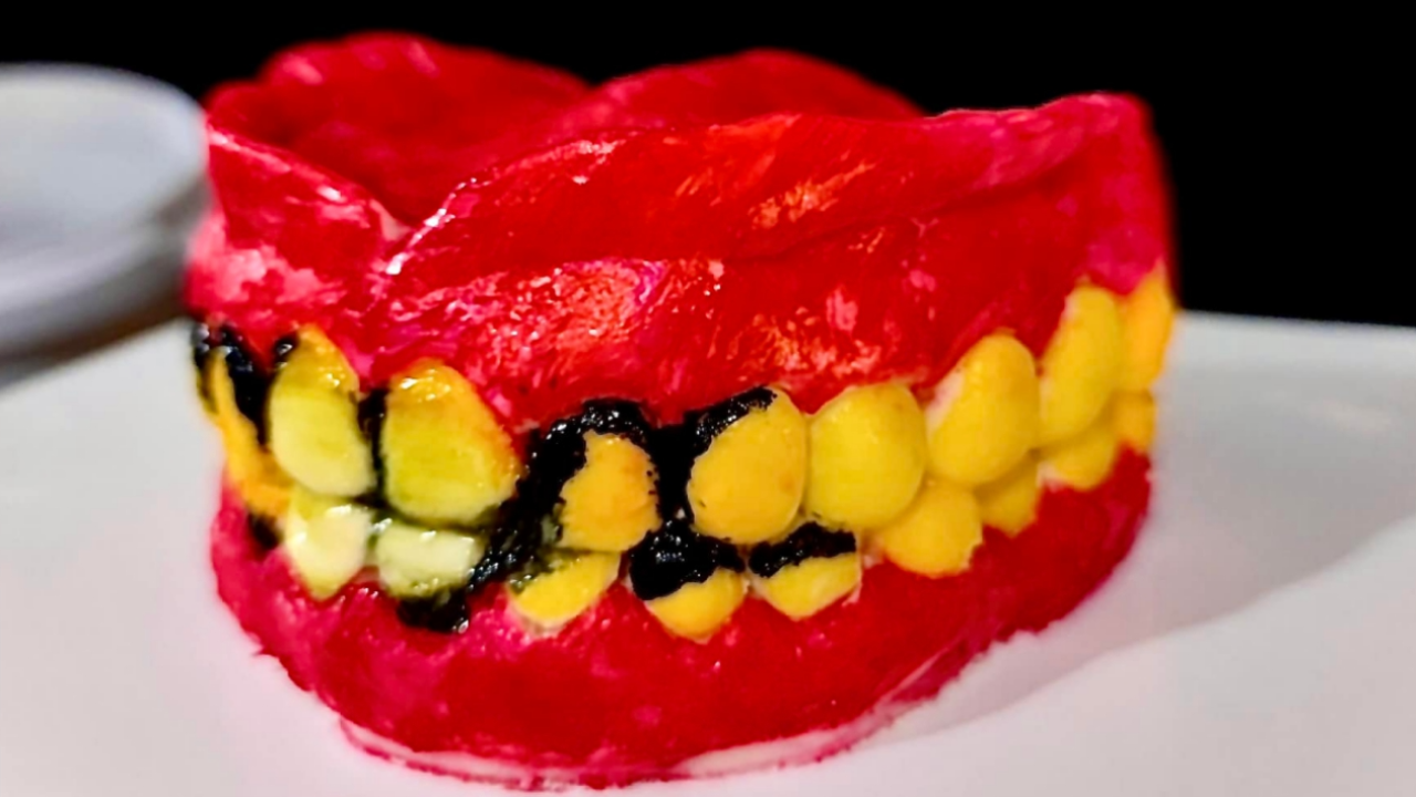 ฮือฮา คาเฟ่ดัง เผยผลงานชิ้นใหม่ "เค้กฟันปลอม" ทำเหมือนจริงจนคนสะพรึง