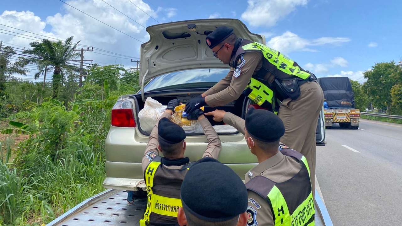 แก๊งค้ายาแสบ ใช้รถสไลด์บรรทุกเก๋ง ขนยาบ้า 4 แสนเม็ด ถูกจับคาด่านตรวจ