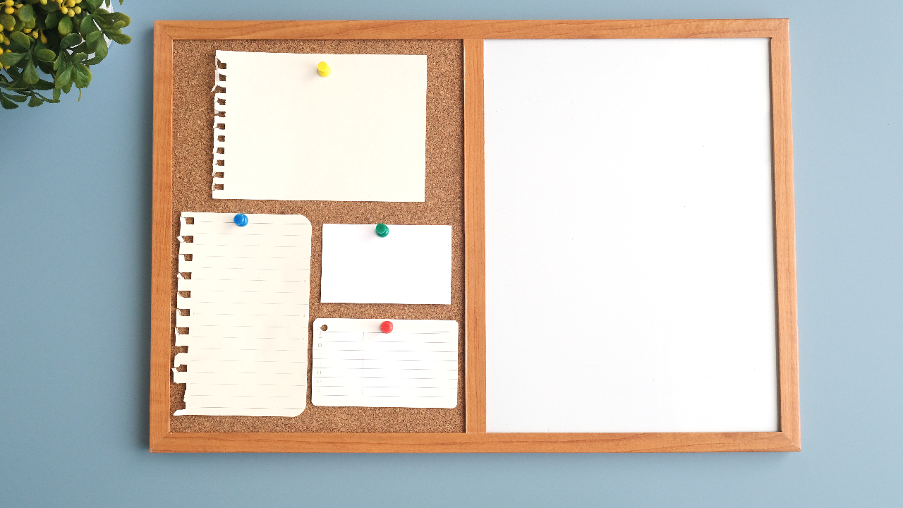 รู้จัก "กระดานไวท์บอร์ด" มีกี่แบบ ขาตั้ง-ติดผนัง เลือกอย่างไรดี?