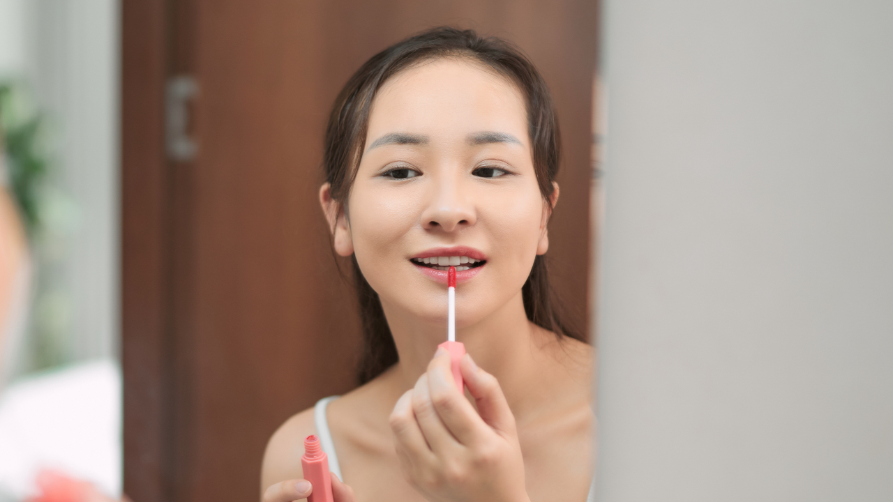 แนะนำ 10 ลิปกลอส ยี่ห้อไหนดี เนื้อฉ่ำวาว ไม่ติดแมสก์