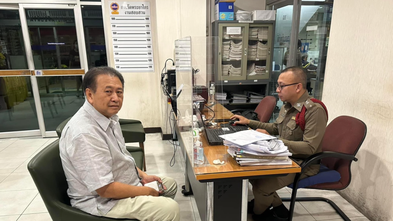 "สว.เสรี" แจ้งความ 2 ข้อหา กลุ่มบุคคล ติดป้าย ประกาศจับ สว. ตลาดเสรี 2  