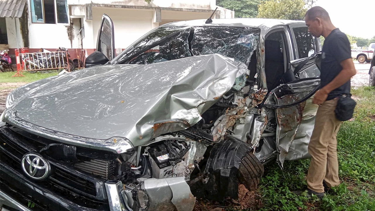 ผกก. สภ.น้ำเกลี้ยง รถชนต้นไม้ดับสลดคาซาก พลขับเจ็บสาหัส ฝ่าฝนตกถนนลื่น