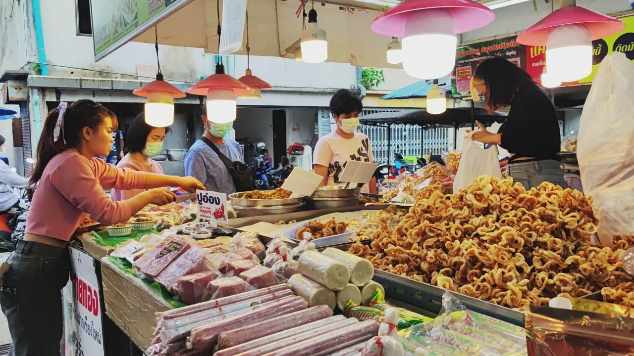นักท่องเที่ยวแห่ซื้อไส้อั่วแคบหมูน้ำพริกหนุ่มเชียงใหม่เป็นของฝากช่วงวันหยุดยาว