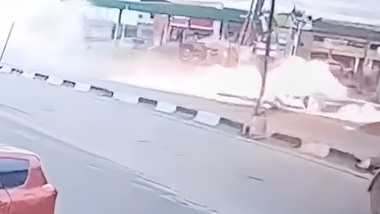 ไนจีเรียสุดระทึก เครื่องบินเล็กตกกระแทกถนนระเบิดไฟลุก (คลิป)