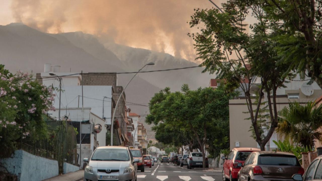 สเปนอ่วม เกิดไฟป่ารุนแรงเกินควบคุมที่หมู่เกาะคานารี แค่ 24 ชม. เผาวอดกว่าหมื่นไร่