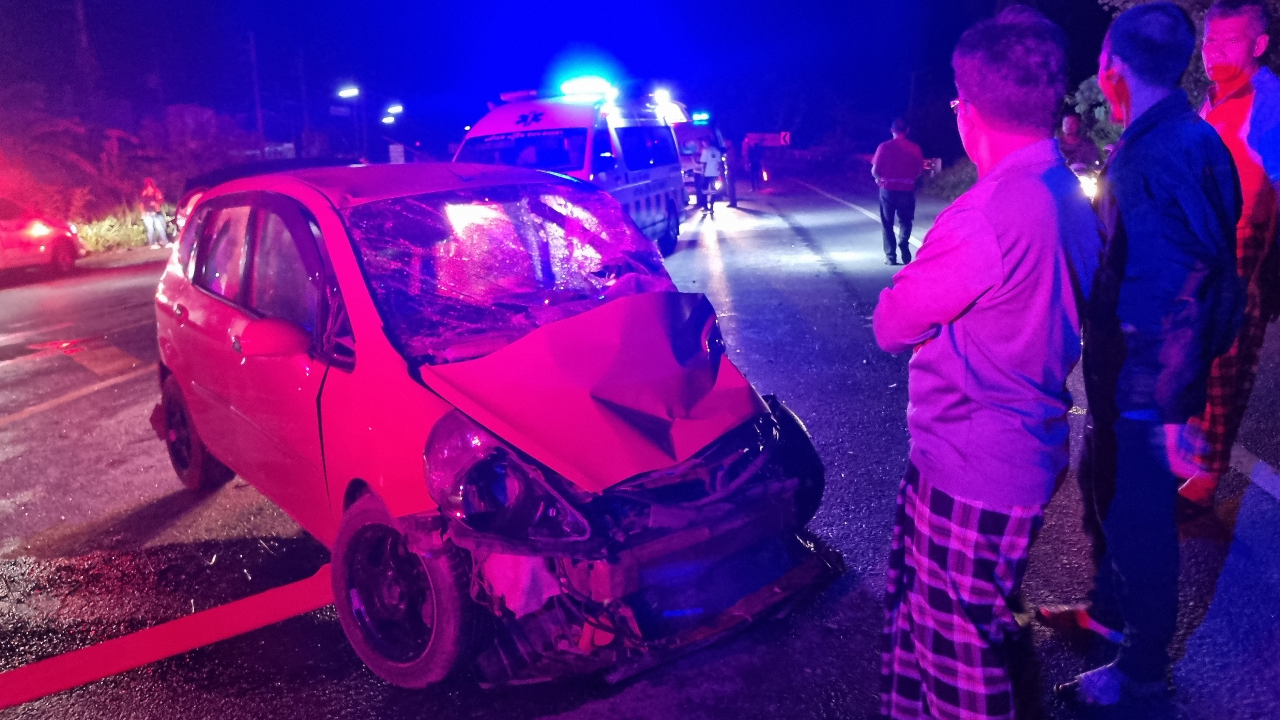 "เก๋ง-กระบะ" ชนสนั่น กระเด็นตายนอกรถ 1 บาดเจ็บติดคาซาก 2