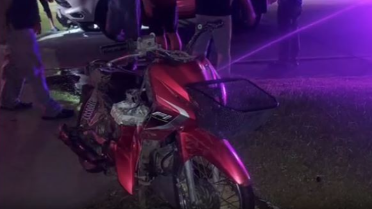 หนุ่มดวงดับ ควบ จยย.พุ่งจากแยก รถชนตูม-กระเด็นโดนเก๋งเป็นศพคาถนน