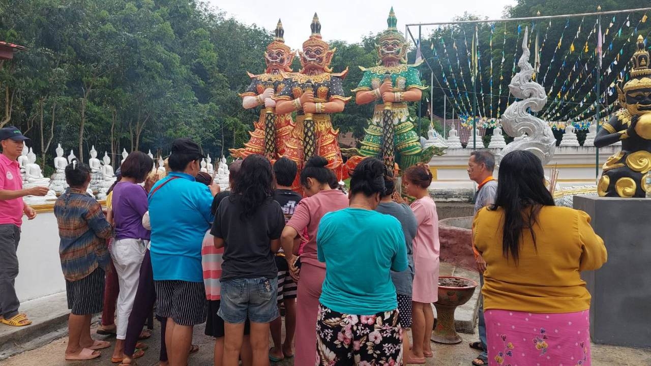 คอหวยแห่ขอพร "ท้าวเวสสุวรรณ" วัดดังเมืองคอน ดีใจได้ "เลขเด็ดงวดนี้" 16/8/66