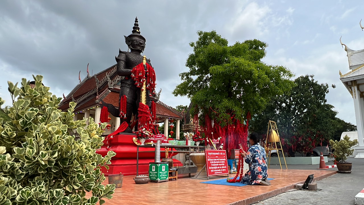 คนดวงเฮงแก้บน "ท้าวเวสสุวรรณตะบองทอง" ใจดีไลฟ์สด "เลขเด็ด" ตามคำขอเพื่อนบ้าน